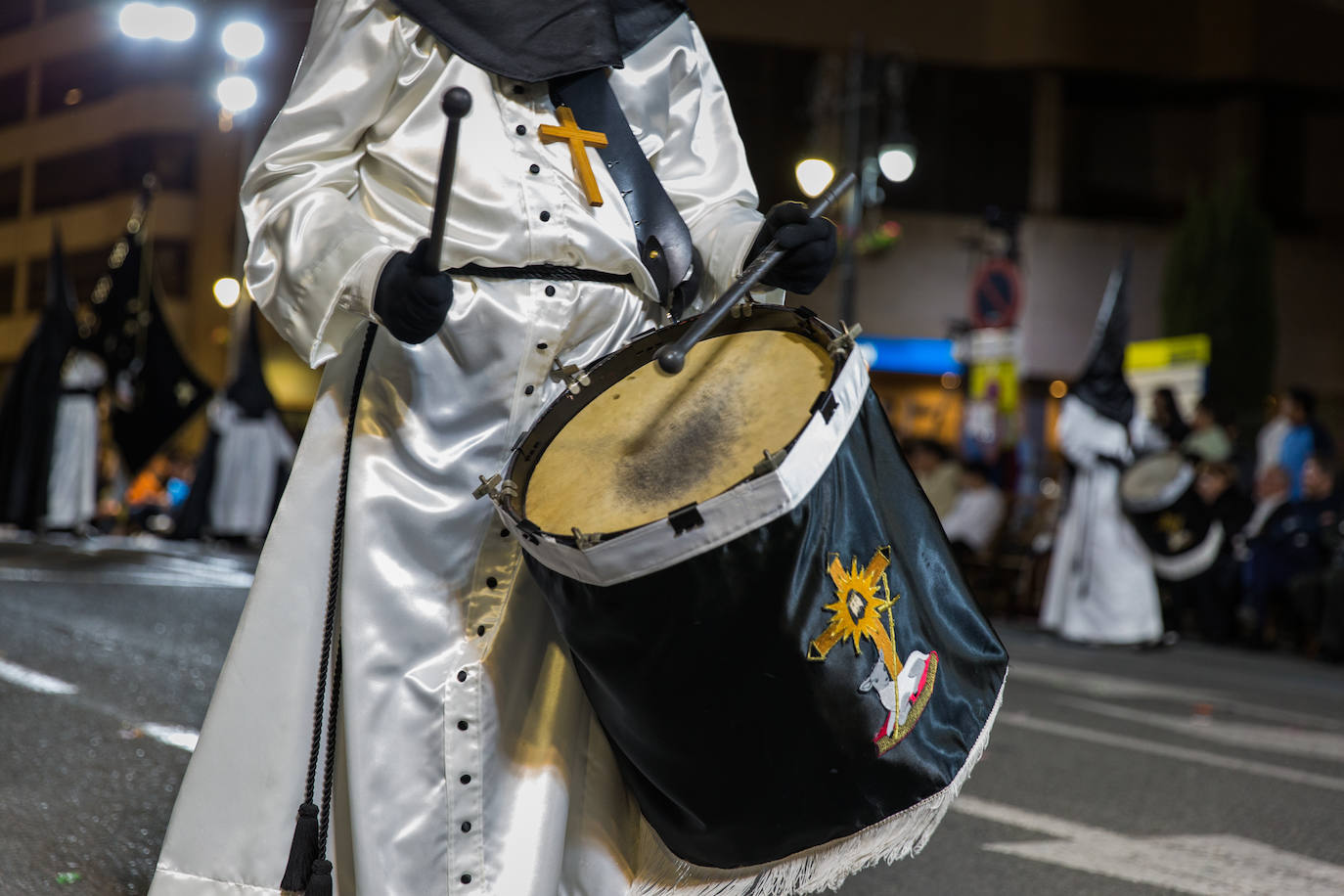 Los tambores de la Hermandad interpretan al inicio del cortejo un toque característica de autoría anónima