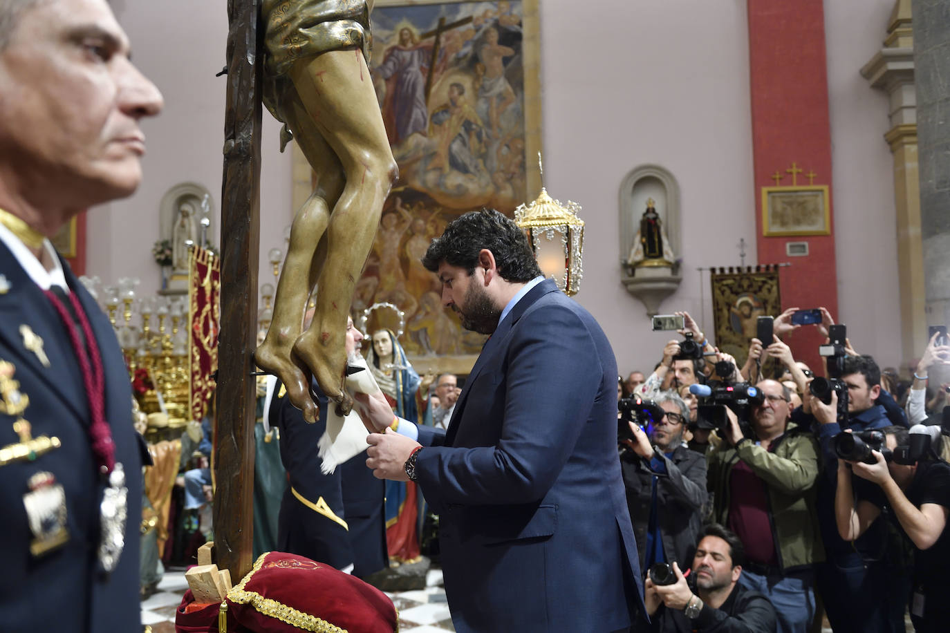 El besapié del Cristo del Perdón en Murcia, en imágenes