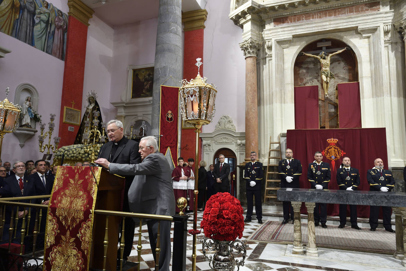 El besapié del Cristo del Perdón en Murcia, en imágenes