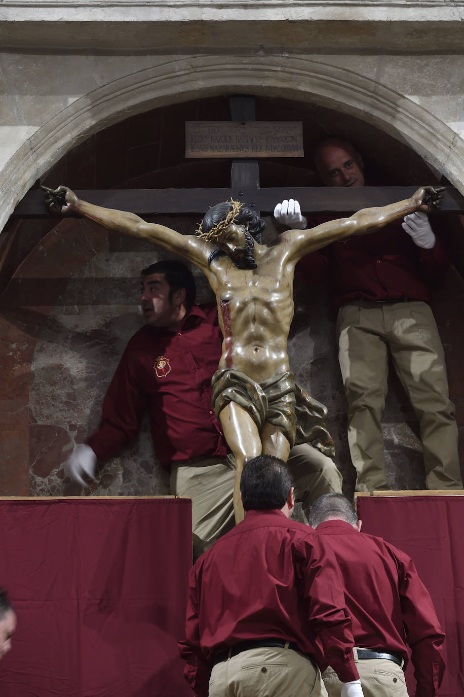 El besapié del Cristo del Perdón en Murcia, en imágenes
