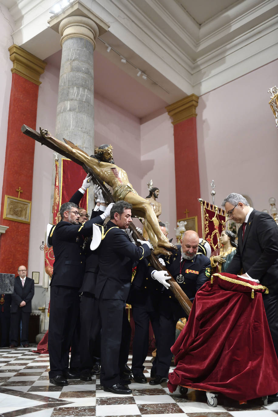 El besapié del Cristo del Perdón en Murcia, en imágenes