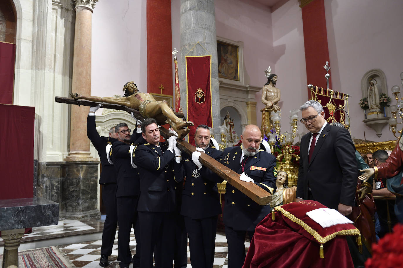 El besapié del Cristo del Perdón en Murcia, en imágenes