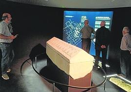 Una de las nuevas salas, con el sarcófago en el centro.