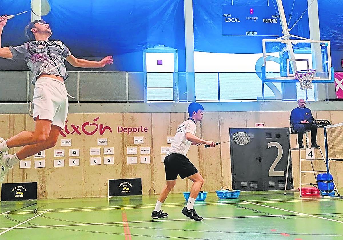 Blake Hoang y Ethan Hosken, ambos ingleses, en un partido de dobles con el Bádminton Cartagena.