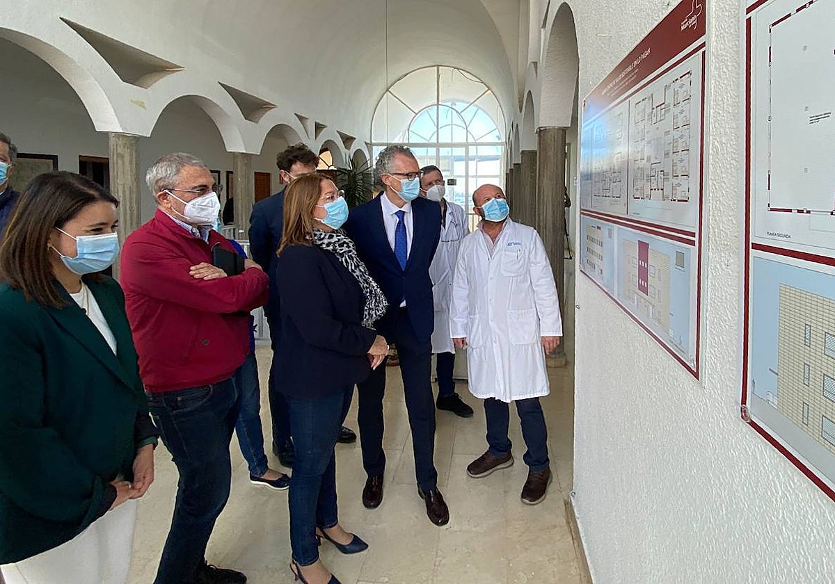 El consejero de Salud (2º dcha.), durante la presentación del proyecto, este lunes.