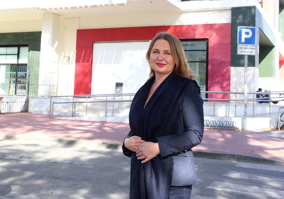 La embajadora de Polonia en España frente a la Biblioteca Regional el pasado jueves.