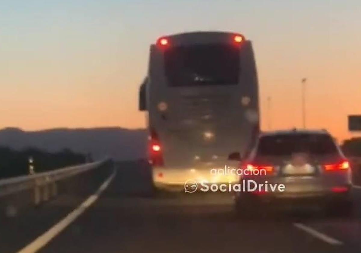 Imagen de la conducción temeraria de un autobús en Lorca.