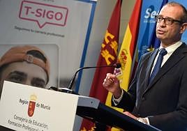 El consejero de Educación, Víctor Marín, presenta la iniciativa T-Sigo, este lunes.