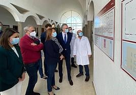 El consejero de Salud (2º dcha.), durante la presentación del proyecto, este lunes.