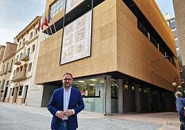 El alcalde ante el centro cultural que va a ser rehabilitado.