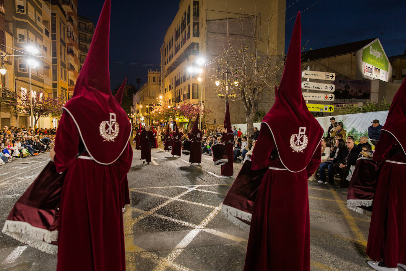 Junto al sonido de la banda de clarines, un tercio de tambores abre paso al cortejo procesional.