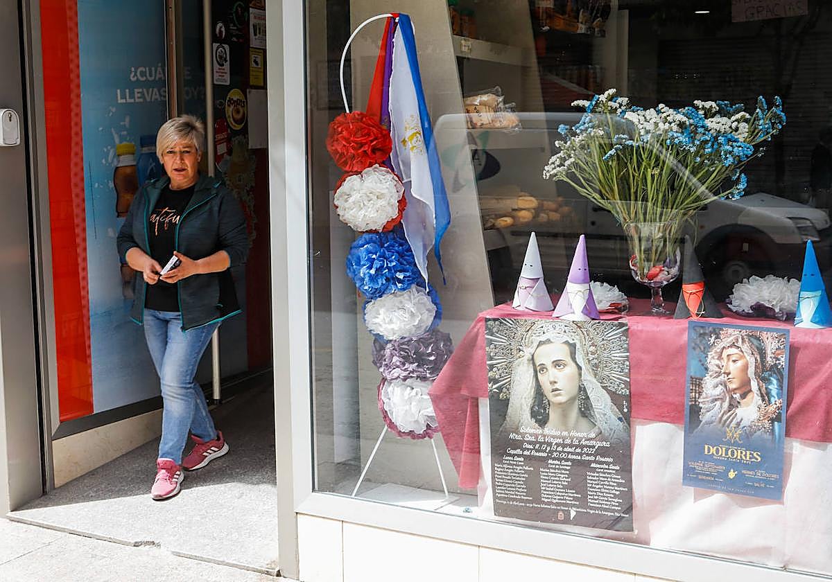 Comercios y balcones muestran una Lorca bicolor en Semana Santa