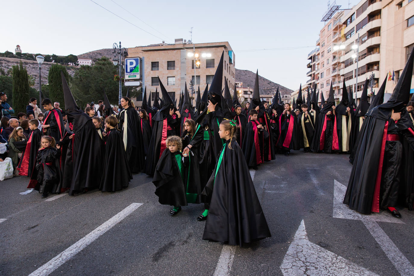 Grupo de niños nazarenos