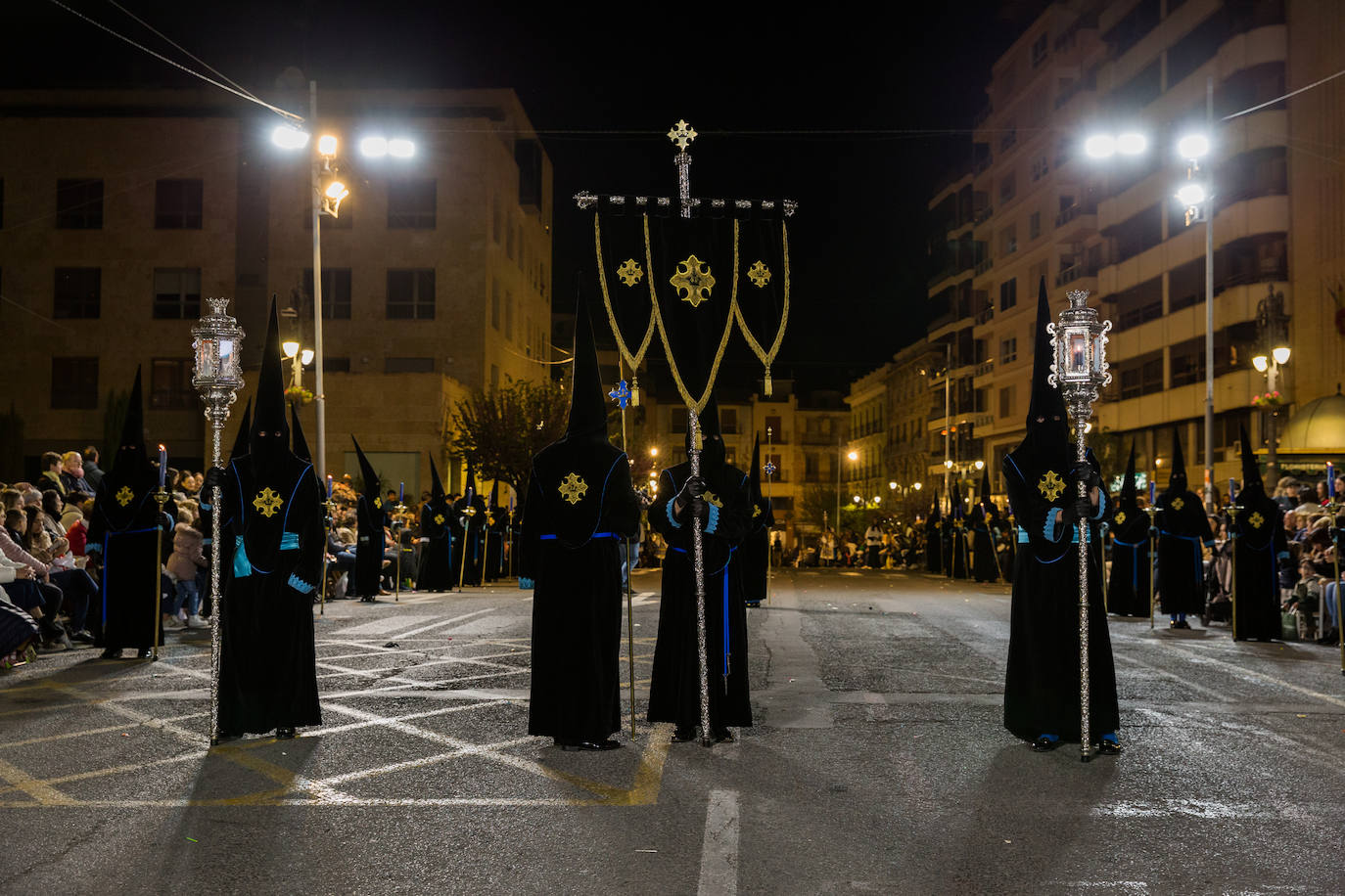 A los nazarenos de La Verónica le siguieron los de El Cristo del Calvario, con detalles azules en su vestimenta.