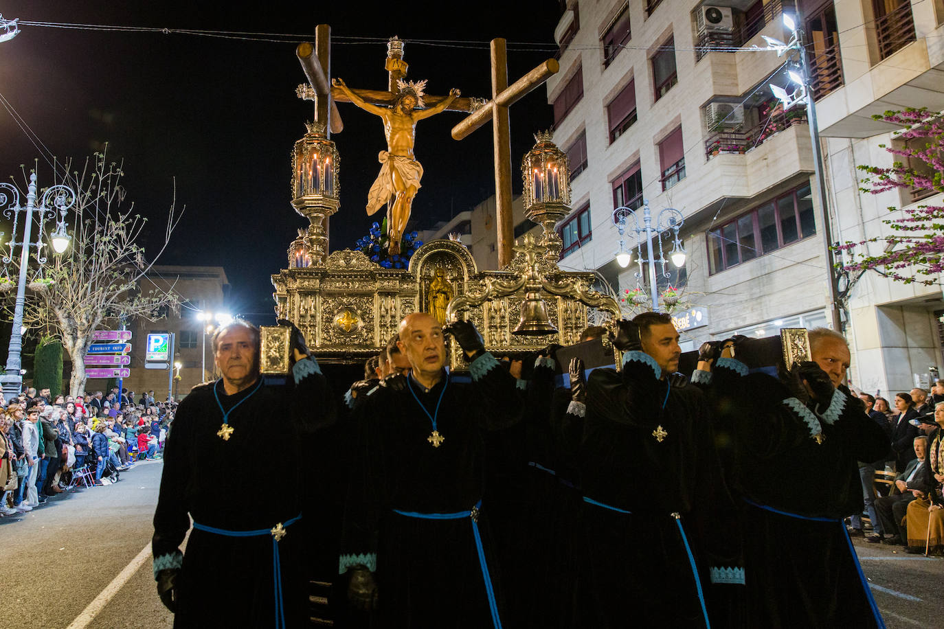 La obra en la que se ve a Jesús crucificado y las dos cruces de los bandidos junto a los que ajusticiado en el monte Calvario. 