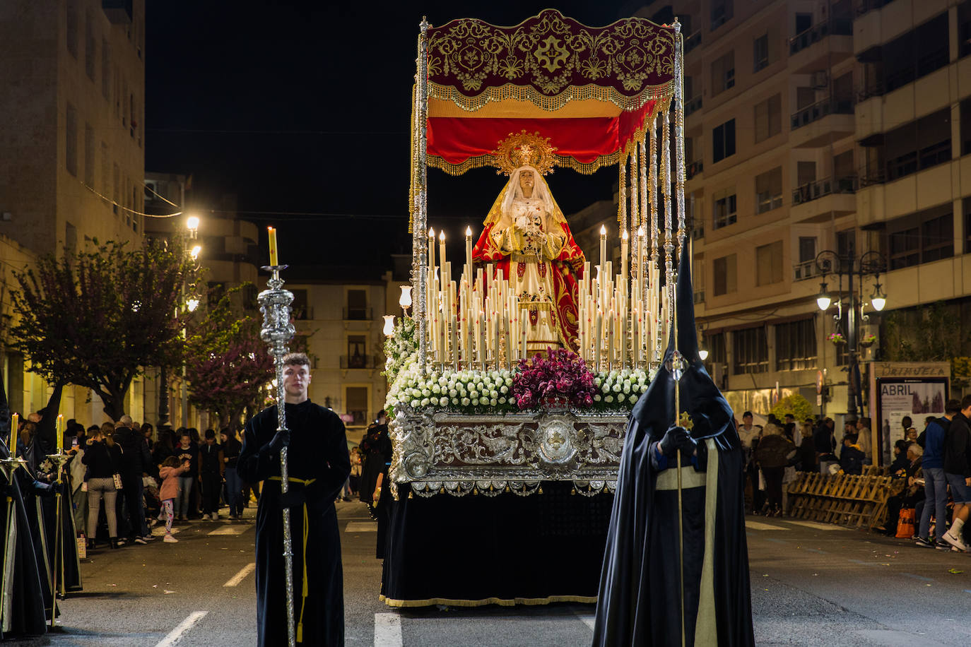 María Santísima del Perdón es una obra de Quintín de la Torre de 1952 sobre trono de plata de Orrico.