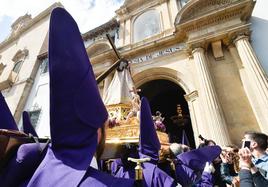 Multitudinario traslado de Nuestro Padre Jesús Nazareno