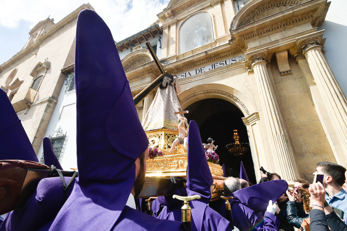 Multitudinario traslado de Nuestro Padre Jesús Nazareno