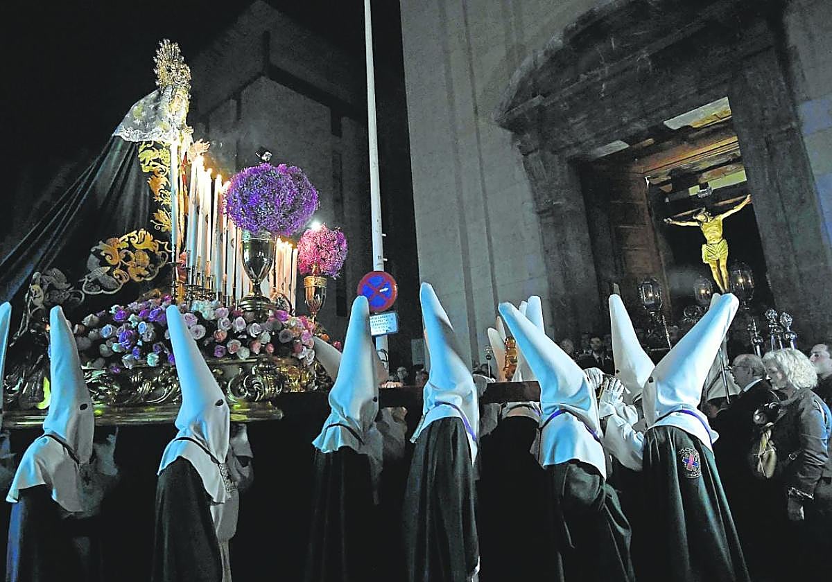 La Esperanza de San Juan, en la calle Correos, ante el Cristo del Refugio, que salió a saludarla.