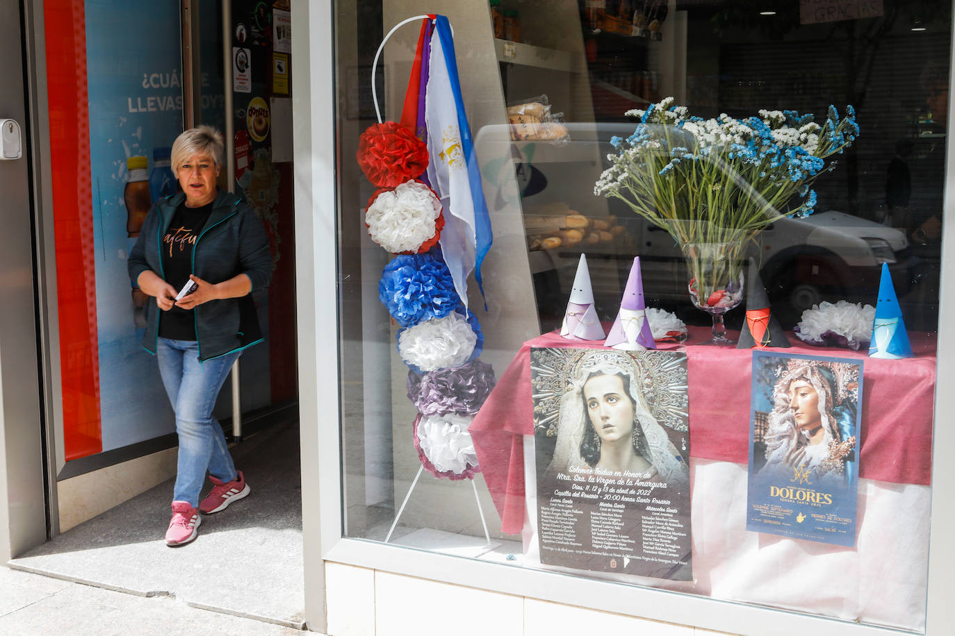 Comercios y balcones muestran una Lorca bicolor en Semana Santa