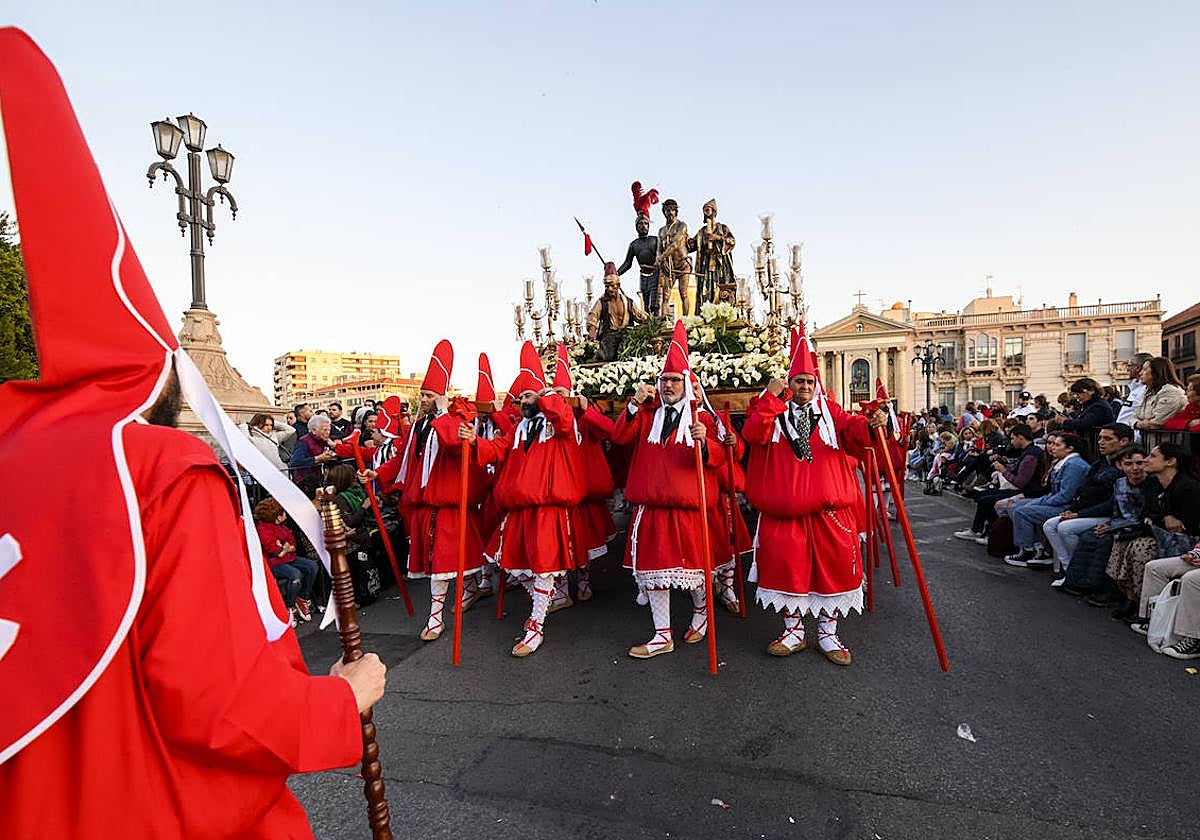 Los estantes llevan a hombros El Pretorio a su paso por el Puente Viejo.