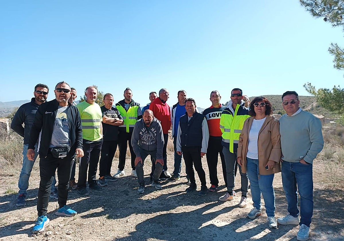 Algunos de los trabajadores de la cantera, esta semana.
