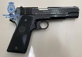 La pistola simulada que portaba uno de los implicados.