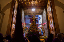 Nuestro Padre Jesús atraviesa el umbral de la puerta de la santuario de la patrona de Orihuela, la Virgen de Monserrate.