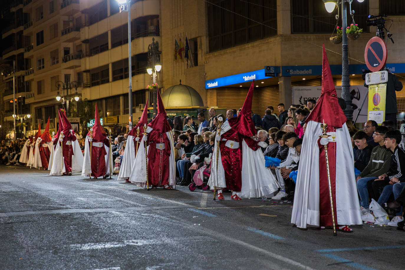 Nazarenos portan los cirios diseñados por Benedicto Martínez Vicente.