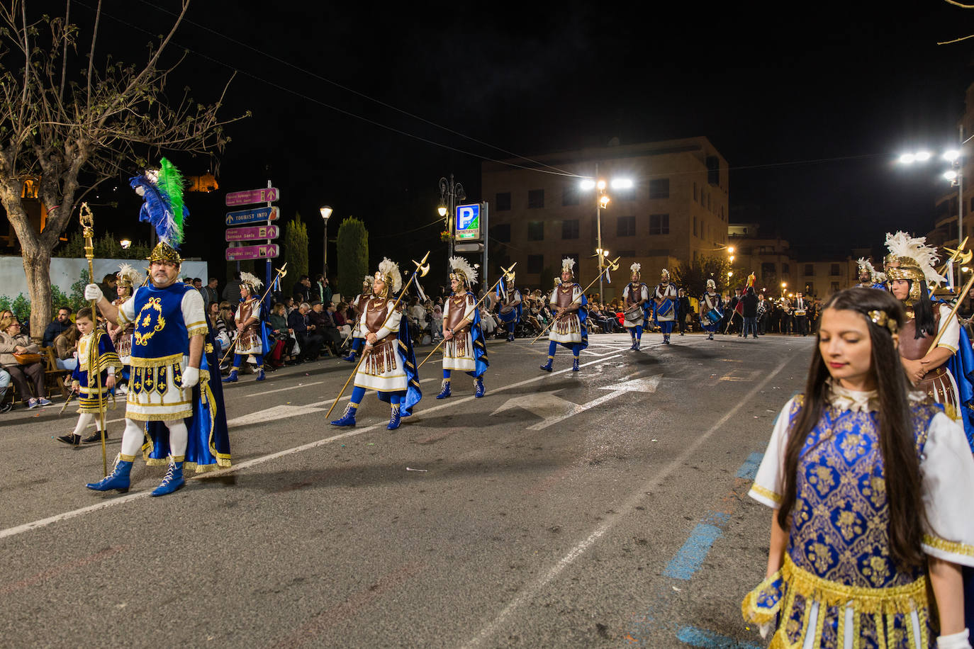 Centuria de la Cofradía encabezada por su capitán, Emilio López Molina.