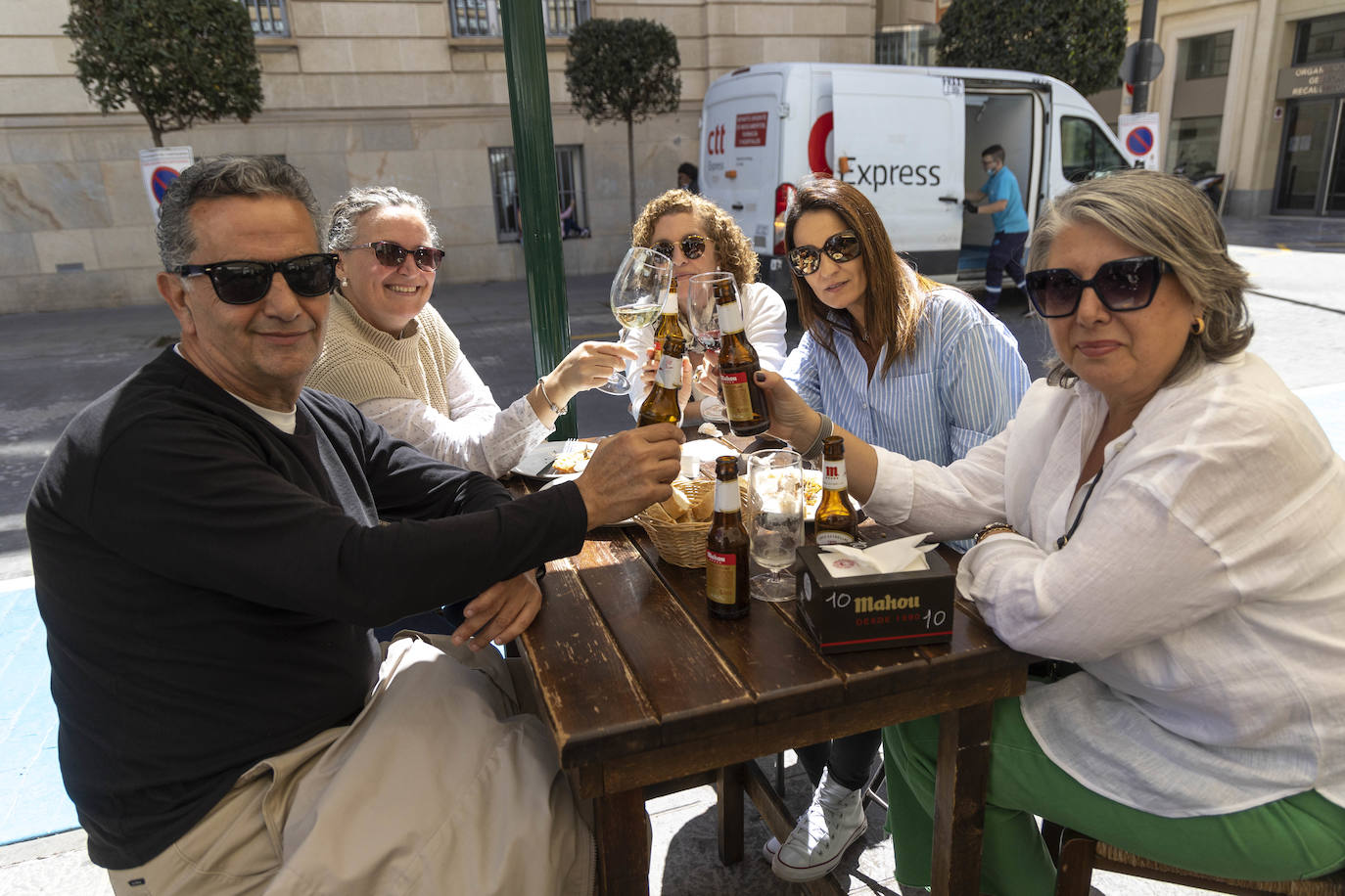 Cartageneros y turistas se echan a la calle en Semana Santa
