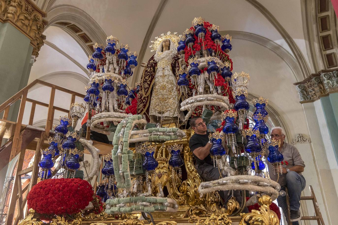 Cartageneros y turistas se echan a la calle en Semana Santa