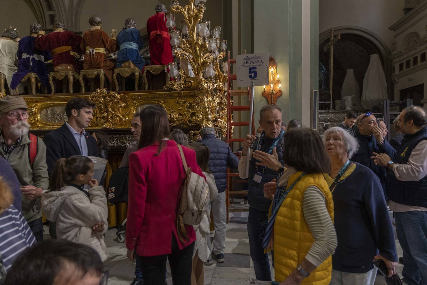 Cartageneros y turistas se echan a la calle en Semana Santa