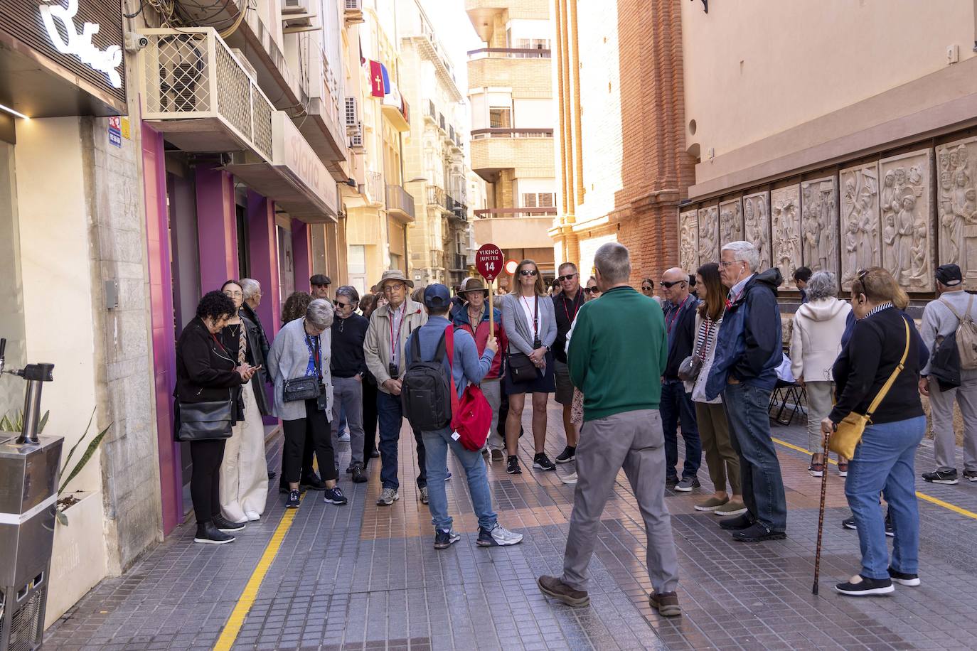 Cartageneros y turistas se echan a la calle en Semana Santa