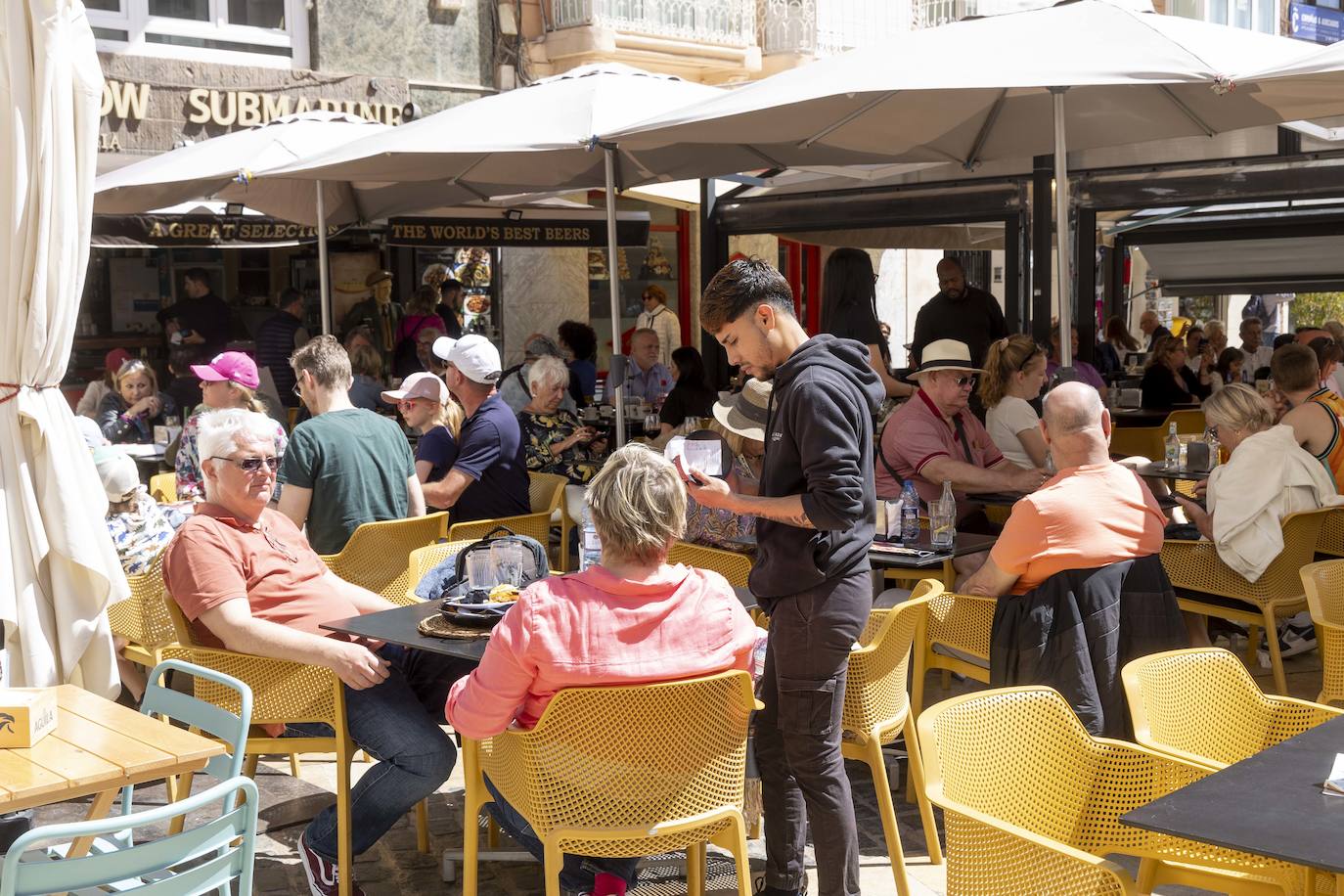 Cartageneros y turistas se echan a la calle en Semana Santa