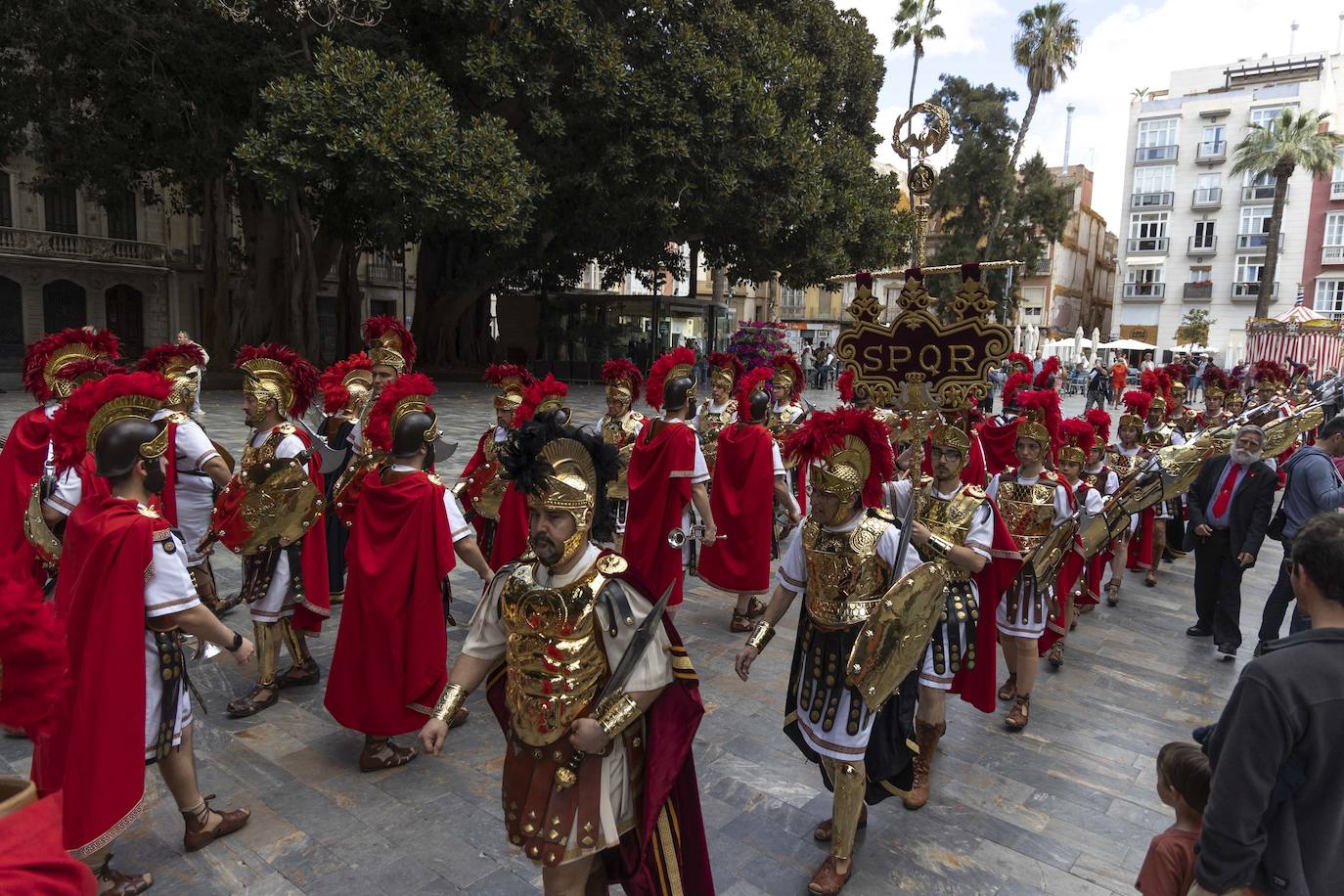 Cartageneros y turistas se echan a la calle en Semana Santa