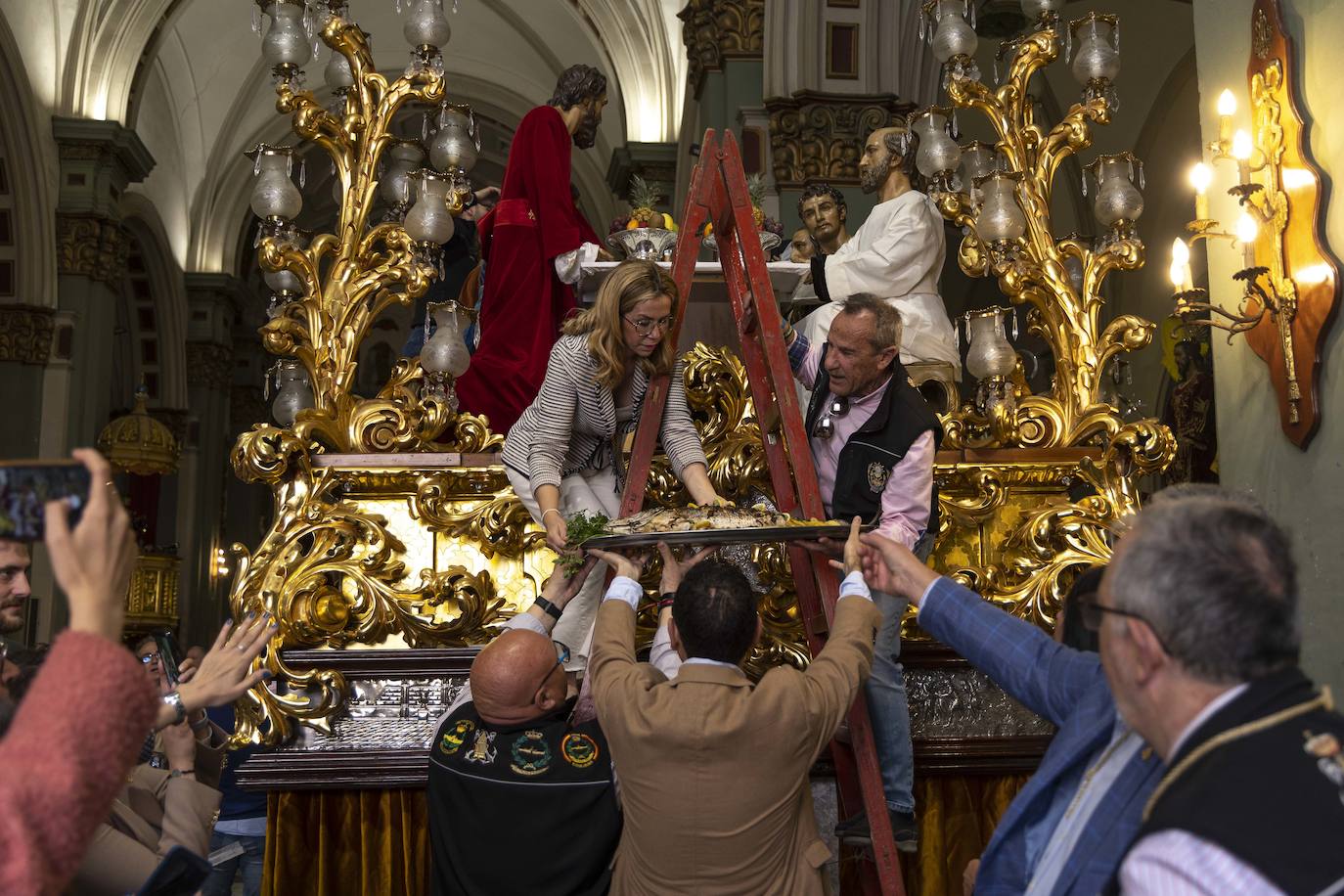 Cartageneros y turistas se echan a la calle en Semana Santa