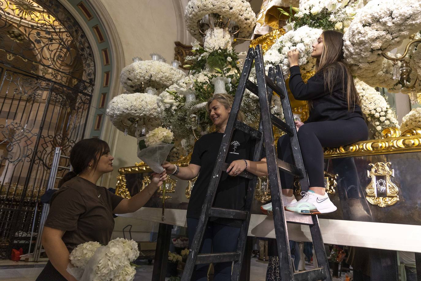 Cartageneros y turistas se echan a la calle en Semana Santa