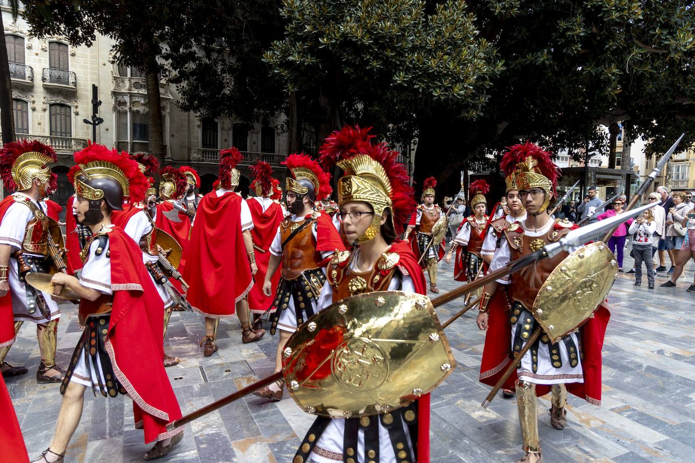Cartageneros y turistas se echan a la calle en Semana Santa