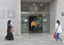 Varias personas acuden a la oficina del SEF en Cartagena en una imagen de archivo.