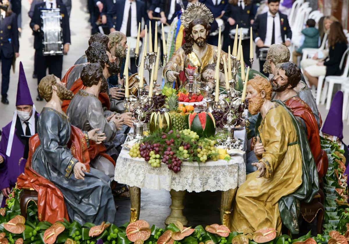 Paso de la Santa Cena, el primero que procesiona.