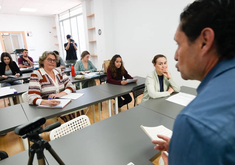 Tomás Baeza, preparador, imparte una clase a un grupo de opositores.