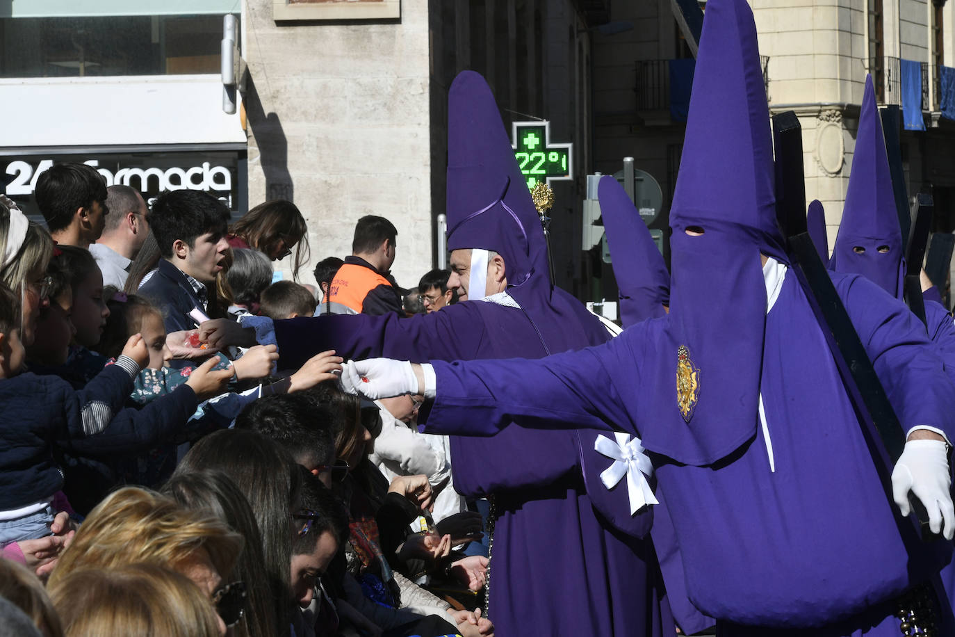 Los murcianos se emocionan con la procesión de Viernes Santo