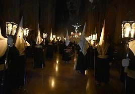 Los cofrades del Santísimo Cristo de los Voluntarios en el interior de la antigua iglesia de La Compañía.