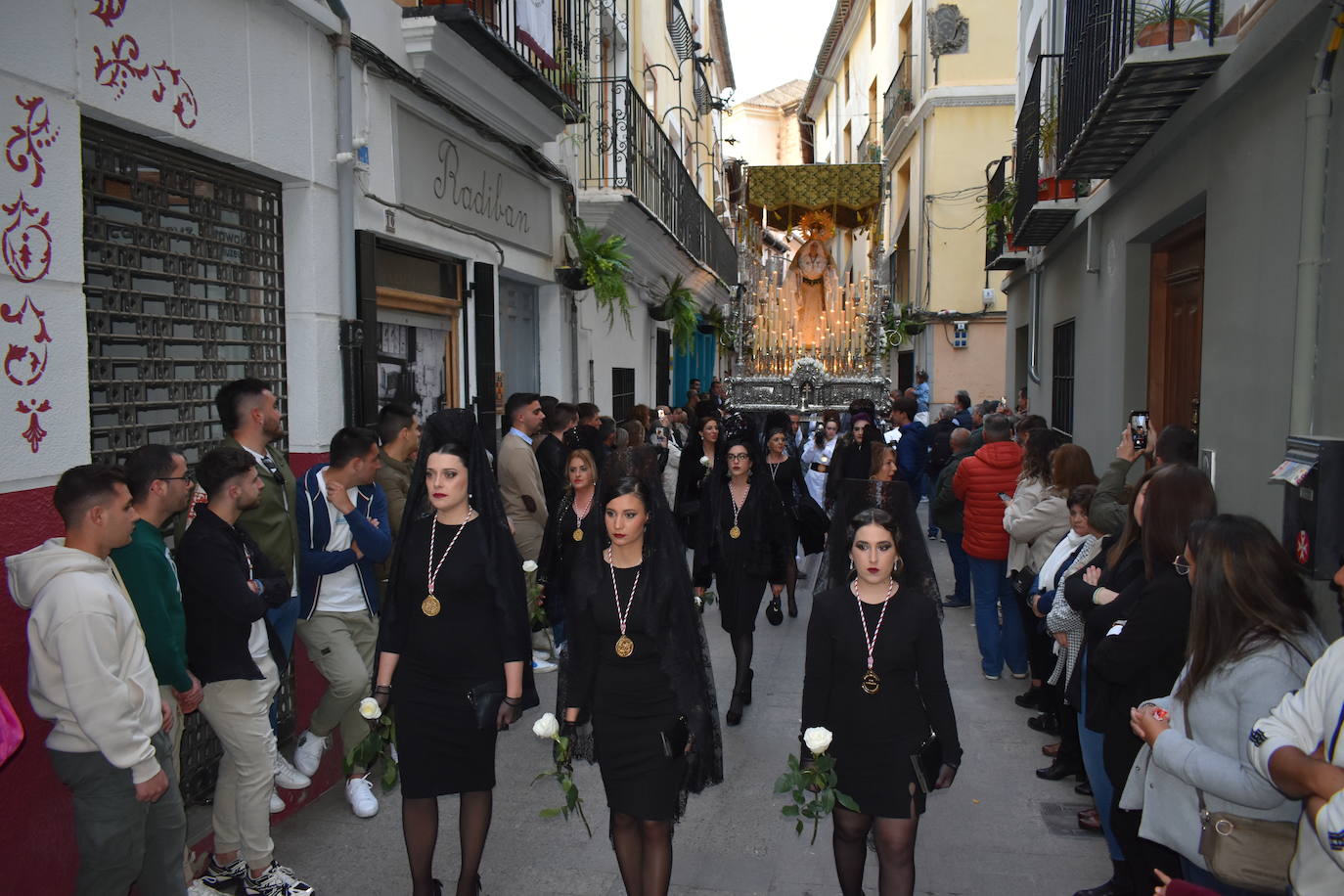 La procesión de la Virgen Blanca a su paso por la calle Mayor de Caravaca de la Cruz.