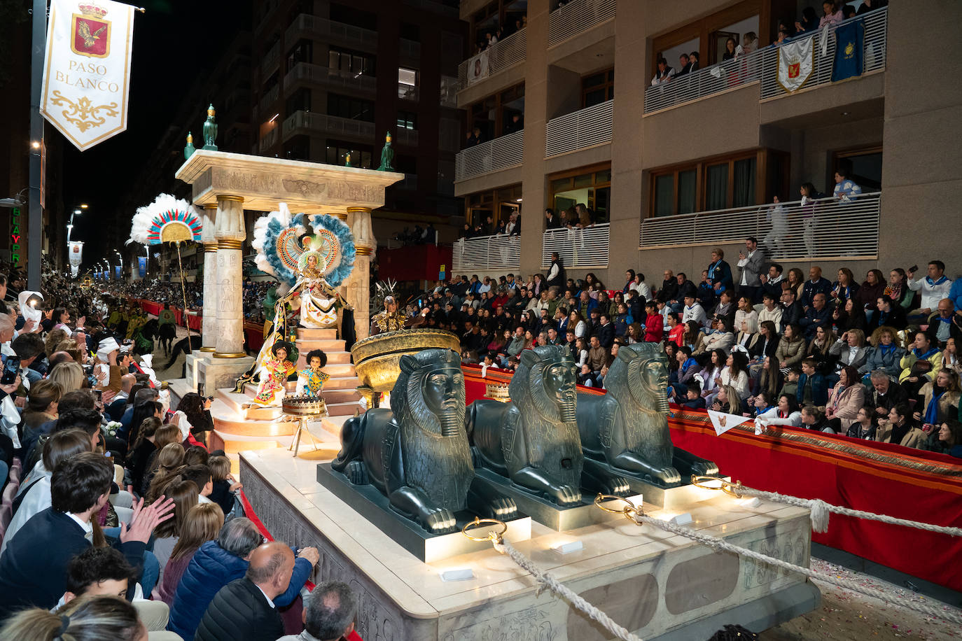 Imágenes del Paso Blanco de Lorca en el Viernes Santo