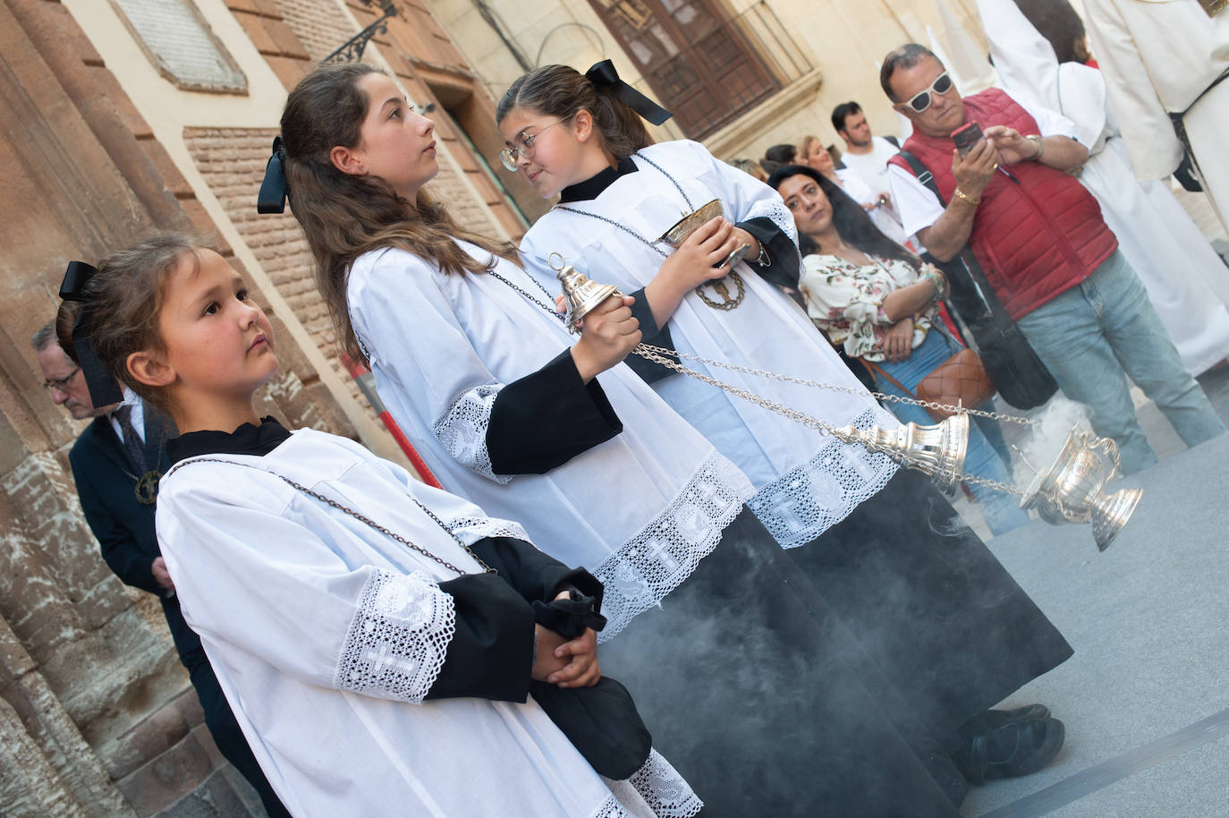 El Cristo Yacente recorre las calles de Murcia, en imágenes