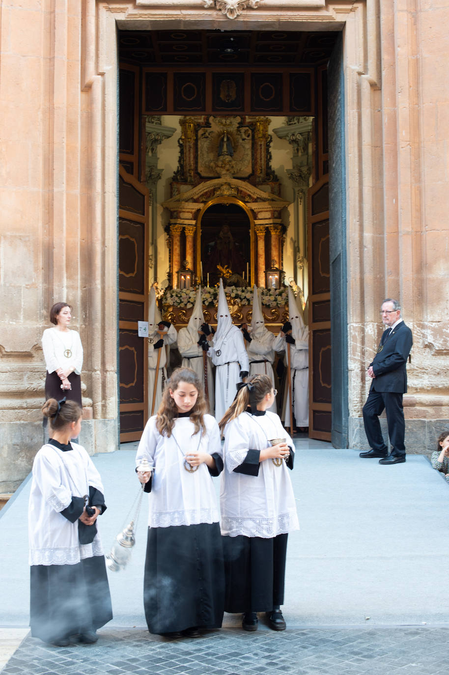 El Cristo Yacente recorre las calles de Murcia, en imágenes