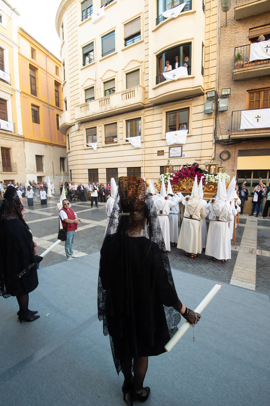 El Cristo Yacente recorre las calles de Murcia, en imágenes