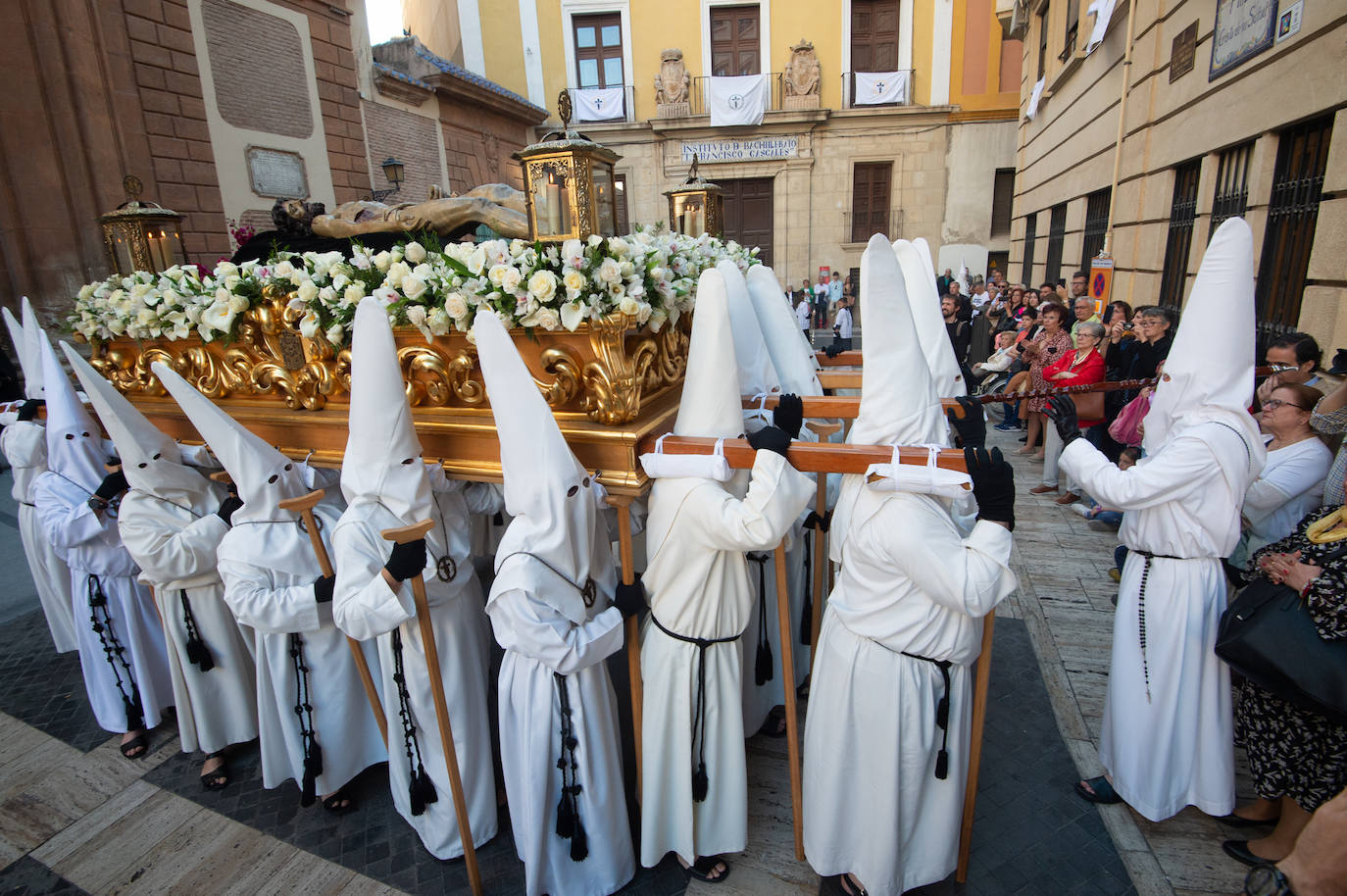 El Cristo Yacente recorre las calles de Murcia, en imágenes